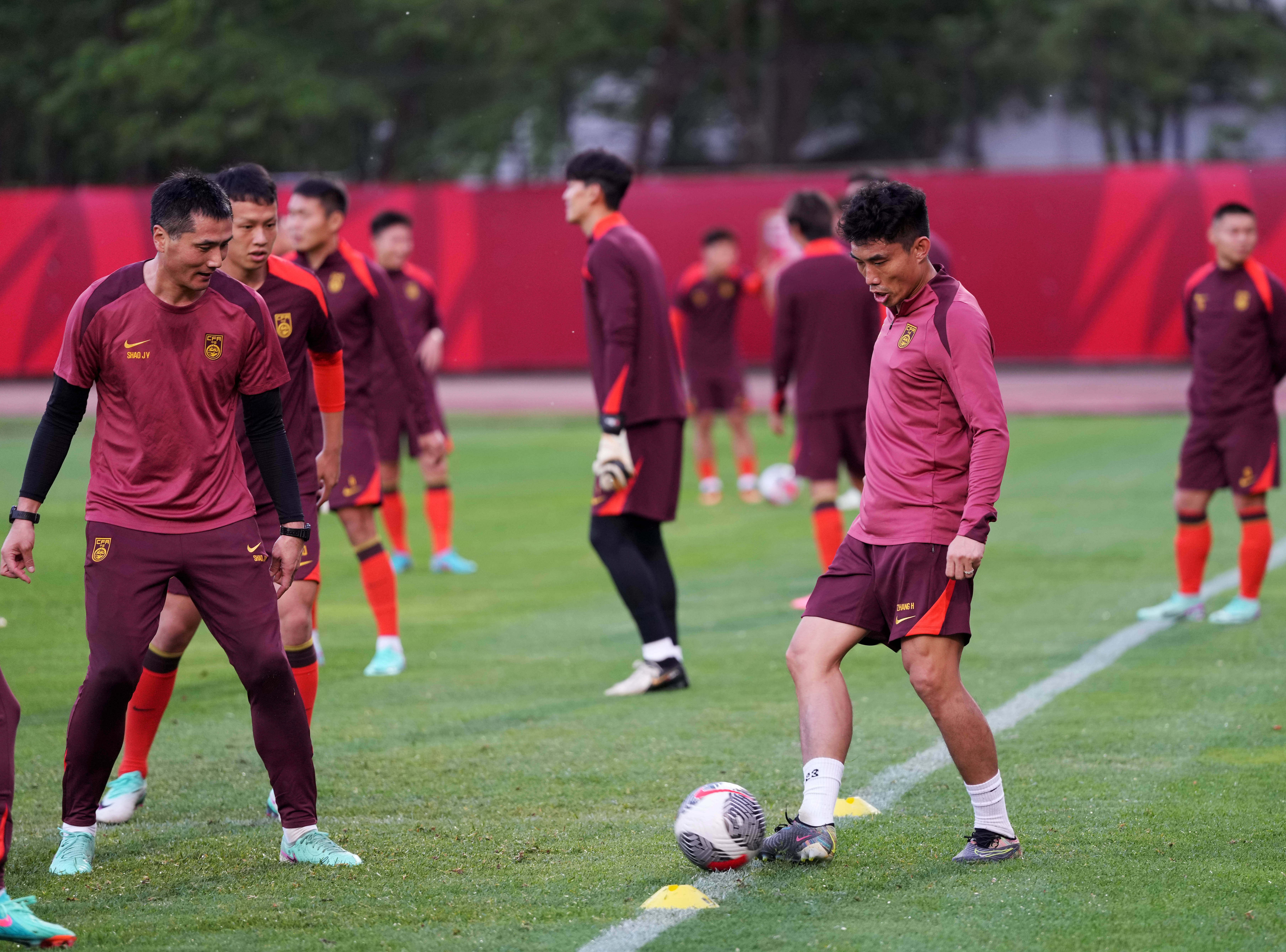 国足集训花絮曝光，球员日常训练生活感人的简单介绍