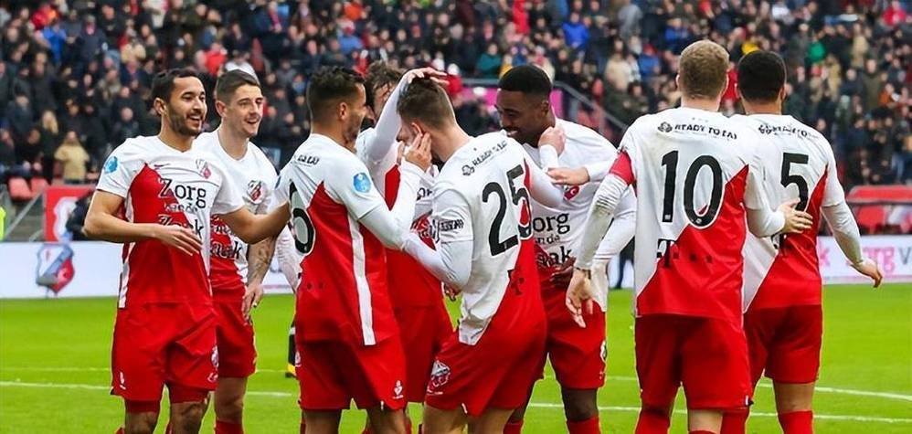 关于埃因霍温被一同击败，荷甲劲旅未能晋级淘汰赛的信息