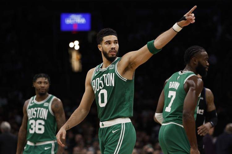 关于塔图姆三巨头联手，命运悬念得分突破，连续三场30+冲击季后赛！的信息