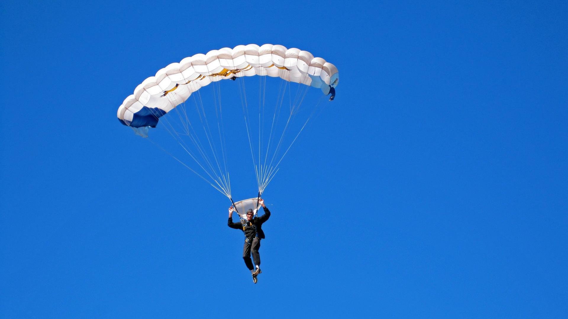 肖若腾赛点兑现，广厦男篮淘汰密尔沃基雄鹿晋级四强，主帅激动落泪的简单介绍